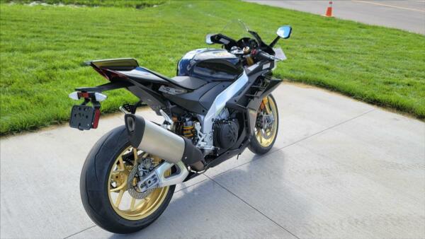 Aprilia RSV4 1100 Factory