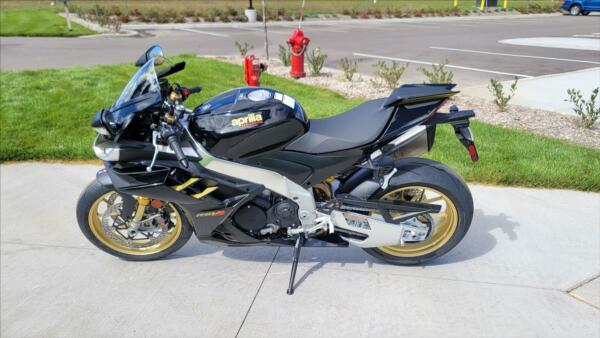 Aprilia RSV4 1100 Factory