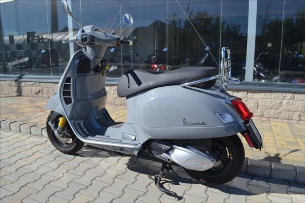 Vespa GTS 300 Super Tech 2022
