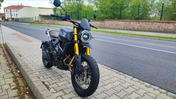 Moto Morini Seimmezzo SCR 2025
